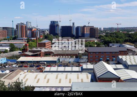 Blick über ein Industriegebiet an der Canal Road in Richtung der Wohnungen der Monk Bridge, die derzeit in Leeds gebaut werden. Stockfoto