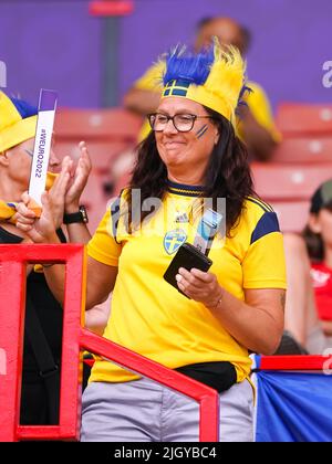 Sheffield, Großbritannien. 13.. Juli 2022. Sheffield, England, 13. 2022. Juli: Schwedischer Fan während des UEFA Womens Euro 2022 Gruppe C Fußballspiels zwischen Schweden und der Schweiz in der Bramall Lane in Sheffield, England. (Daniela Porcelli/SPP) Quelle: SPP Sport Press Foto. /Alamy Live News Stockfoto