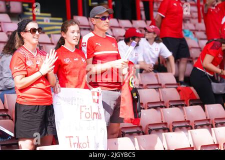 Sheffield, Großbritannien. 13.. Juli 2022. Sheffield, England, 13. 2022. Juli: Schweizer Fans während des UEFA Womens Euro 2022 Gruppe C Fußballspiels zwischen Schweden und der Schweiz in der Bramall Lane in Sheffield, England. (Daniela Porcelli/SPP) Quelle: SPP Sport Press Foto. /Alamy Live News Stockfoto