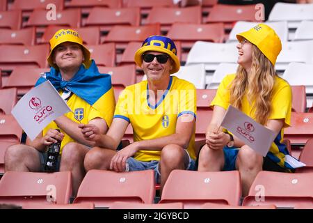 Sheffield, Großbritannien. 13.. Juli 2022. Sheffield, England, 13. 2022. Juli: Fans Schwedens während des UEFA Womens Euro 2022 Gruppe C Fußballspiels zwischen Schweden und der Schweiz in der Bramall Lane in Sheffield, England. (Daniela Porcelli/SPP) Quelle: SPP Sport Press Foto. /Alamy Live News Stockfoto