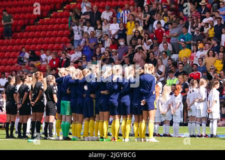 Sheffield, Großbritannien. 13.. Juli 2022. Sheffield, England, Juli 13. 2022: Team Schweden während der Nationalhymne vor dem UEFA Womens Euro 2022-Fußballspiel der Gruppe C zwischen Schweden und der Schweiz in der Bramall Lane in Sheffield, England. (Daniela Porcelli/SPP) Quelle: SPP Sport Press Foto. /Alamy Live News Stockfoto