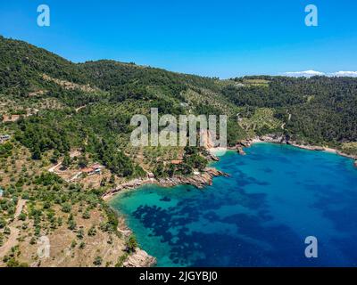 Luftaufnahme über Megali Ammos oder großen Sandstrand auf der westlichen Insel Alonissos, Griechenland, Europa Stockfoto