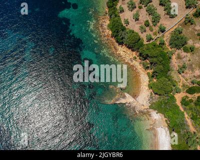 Luftaufnahme über Megali Ammos oder großen Sandstrand auf der westlichen Insel Alonissos, Griechenland, Europa Stockfoto