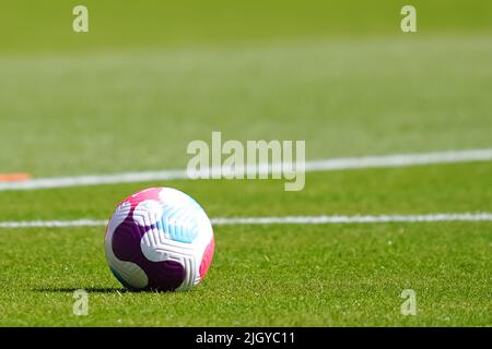 Sheffield, Großbritannien. 13.. Juli 2022. Sheffield, England, Juli 13. 2022: Offizieller Spielball während des UEFA Womens Euro 2022 Gruppe C Fußballspiels zwischen Schweden und der Schweiz in der Bramall Lane in Sheffield, England. (Daniela Porcelli/SPP) Quelle: SPP Sport Press Foto. /Alamy Live News Stockfoto