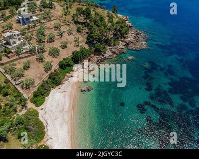 Luftaufnahme über Megali Ammos oder großen Sandstrand auf der westlichen Insel Alonissos, Griechenland, Europa Stockfoto