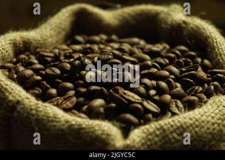 Schwarze geröstete Kaffeebohnen. Cezva Tasse Kaffee Glas rustikalen Stil türkischen gemahlenen Kaffee Stockfoto