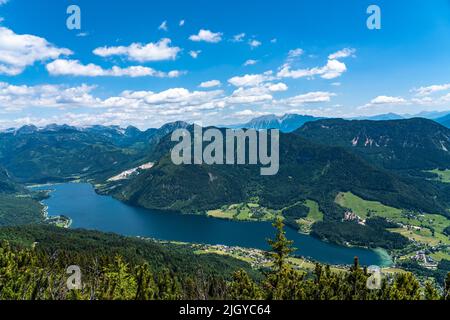 Atemberaubende Luftpanoramabsicht auf den Grundlsee von der Trisselwand mit Gipfeln der steirischen Alpen im Hintergrund an einem sonnigen Sommertag, Steiermark, Österreich Stockfoto