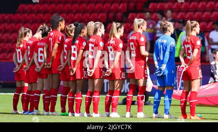 Sheffield, Großbritannien. 13.. Juli 2022. Sheffield, England, Juli 13. 2022: Schweizer Team während der Nationalhymne vor dem UEFA Womens Euro 2022-Fußballspiel der Gruppe C zwischen Schweden und der Schweiz in der Bramall Lane in Sheffield, England. (Daniela Porcelli/SPP) Quelle: SPP Sport Press Foto. /Alamy Live News Stockfoto