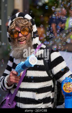 Die Karnevalsparade geht durch die Straßen der historischen Stadt Bath in Somerset. Stockfoto