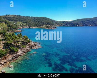 Luftaufnahme über Megali Ammos oder großen Sandstrand auf der westlichen Insel Alonissos, Griechenland, Europa Stockfoto