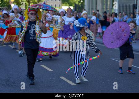 Die Karnevalsparade geht durch die Straßen der historischen Stadt Bath in Somerset. Stockfoto