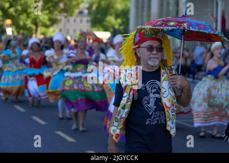 Die Karnevalsparade geht durch die Straßen der historischen Stadt Bath in Somerset. Stockfoto