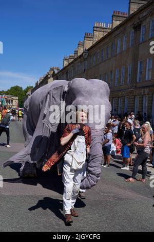 Die Karnevalsparade geht durch die Straßen der historischen Stadt Bath in Somerset. Stockfoto