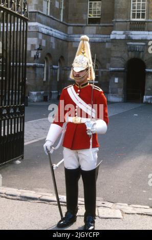 Household Cavalry-Trooper auf Wache im königlichen Palast in London Stockfoto