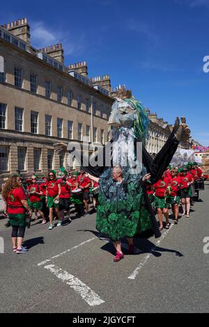 Die Karnevalsparade geht durch die Straßen der historischen Stadt Bath in Somerset. Stockfoto