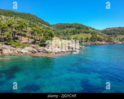 Luftaufnahme über Megali Ammos oder großen Sandstrand auf der westlichen Insel Alonissos, Griechenland, Europa Stockfoto
