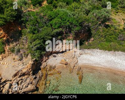 Luftaufnahme über Megali Ammos oder großen Sandstrand auf der westlichen Insel Alonissos, Griechenland, Europa Stockfoto