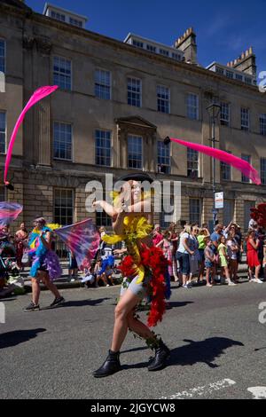 Die Karnevalsparade geht durch die Straßen der historischen Stadt Bath in Somerset. Stockfoto