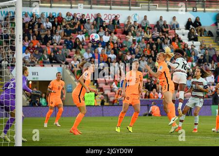 Wigan, England: 13/07/2022, 13.. Juli 2022, Leigh Sports Village, Wigan, England: Frauenfußball European International, Niederlande gegen Portugal: Die Portugalerin Diana Silva punktet in der 47.. Minute mit einem Kopfball, um 2-2 zu erreichen Stockfoto