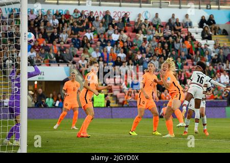 Wigan, England: 13/07/2022, 13.. Juli 2022, Leigh Sports Village, Wigan, England: Frauenfußball European International, Niederlande gegen Portugal: Die Portugalerin Diana Silva punktet in der 47.. Minute mit einem Kopfball, um 2-2 zu erreichen Stockfoto