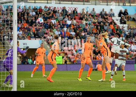 Wigan, England: 13/07/2022, 13.. Juli 2022, Leigh Sports Village, Wigan, England: Frauenfußball European International, Niederlande gegen Portugal: Die Portugalerin Diana Silva punktet in der 47.. Minute mit einem Kopfball, um 2-2 zu erreichen Stockfoto