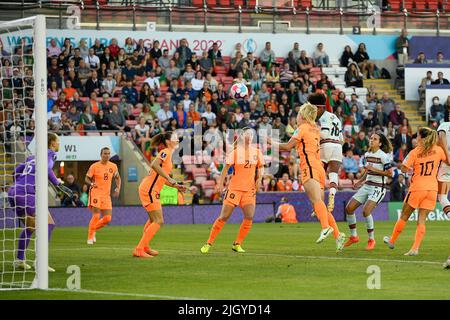 Wigan, England: 13/07/2022, 13.. Juli 2022, Leigh Sports Village, Wigan, England: Frauenfußball European International, Niederlande gegen Portugal: Die Portugalerin Diana Silva punktet in der 47.. Minute mit einem Kopfball, um 2-2 zu erreichen Stockfoto