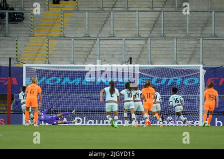 Wigan, England: 13/07/2022, 13.. Juli 2022, Leigh Sports Village, Wigan, England: Frauen Europäischer Internationaler Fußball, Niederlande gegen Portugal: Portugals Carole Costa erhält in der 38.. Minute eine Strafe, um 2-1 in die Niederlande zu gelangen. Stockfoto