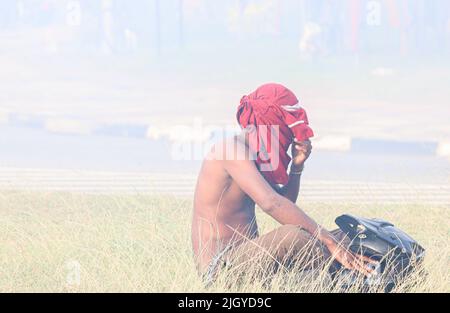 Colombo, West, Sri Lanka. 13.. Juli 2022. Die Polizei gibt Tränengas auf Demonstranten ab, die versuchen, die straße des parlaments Battaramulla in der Nähe der Hauptstadt Colombo zu stürmen. (Bild: © Saman Abesiriwardana/Pacific Press via ZUMA Press Wire) Stockfoto