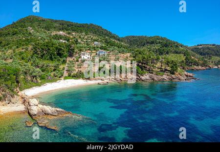 Luftaufnahme über Megali Ammos oder großen Sandstrand auf der westlichen Insel Alonissos, Griechenland, Europa Stockfoto