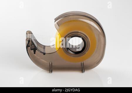 Klebebandspender mit Klebeband, isoliert auf weißem Hintergrund Stockfoto