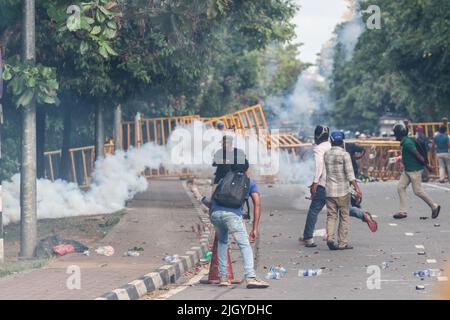 Colombo, West, Sri Lanka. 13.. Juli 2022. Die Polizei gibt Tränengas auf Demonstranten ab, die versuchen, die straße des parlaments Battaramulla in der Nähe der Hauptstadt Colombo zu stürmen. (Bild: © Saman Abesiriwardana/Pacific Press via ZUMA Press Wire) Stockfoto