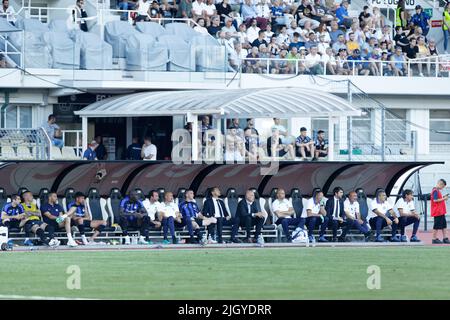 Lugano, Schweiz. 12.. Juli 2022. Schweiz, Lugano, juli 12 2022: fc Inter Bank verfolgt die Action in der zweiten Halbzeit während des Fußballspiels FC LUGANO gegen FC INTER, Freundschaftsspiel im Cornaredo-Stadion (Foto: © Fabrizio Andrea Bertani/Pacific Press via ZUMA Press Wire) Stockfoto