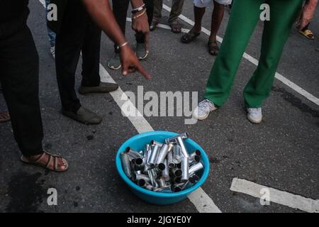Colombo, West, Sri Lanka. 13.. Juli 2022. Die Polizei gibt Tränengas auf Demonstranten ab, die versuchen, die straße des parlaments Battaramulla in der Nähe der Hauptstadt Colombo zu stürmen. (Bild: © Saman Abesiriwardana/Pacific Press via ZUMA Press Wire) Stockfoto