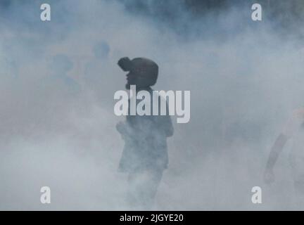 Colombo, West, Sri Lanka. 13.. Juli 2022. Die Polizei gibt Tränengas auf Demonstranten ab, die versuchen, die straße des parlaments Battaramulla in der Nähe der Hauptstadt Colombo zu stürmen. (Bild: © Saman Abesiriwardana/Pacific Press via ZUMA Press Wire) Stockfoto