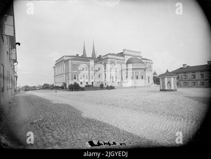 Das Universitätshaus in Uppssa im Juli 1890, auf der Rückseite, in Richtung Övre Slottsgatan. Im Vordergrund St. Olofsgatan. Das Universitätshaus in Uppssa im Juli 1890, der Rücken, in Richtung der oberen Slottsgatan. Im Vordergrund St. Olofsgatan. Stockfoto