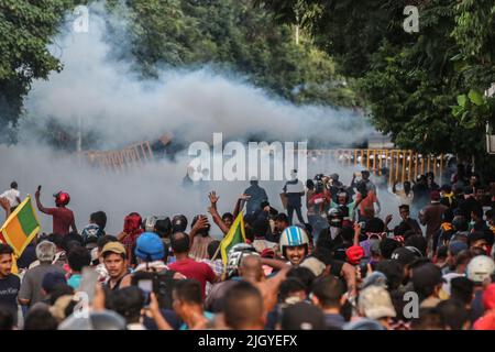 Colombo, West, Sri Lanka. 13.. Juli 2022. Die Polizei gibt Tränengas auf Demonstranten ab, die versuchen, die straße des parlaments Battaramulla in der Nähe der Hauptstadt Colombo zu stürmen. (Bild: © Saman Abesiriwardana/Pacific Press via ZUMA Press Wire) Stockfoto