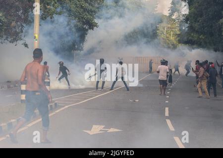Colombo, West, Sri Lanka. 13.. Juli 2022. Die Polizei gibt Tränengas auf Demonstranten ab, die versuchen, die straße des parlaments Battaramulla in der Nähe der Hauptstadt Colombo zu stürmen. (Bild: © Saman Abesiriwardana/Pacific Press via ZUMA Press Wire) Stockfoto