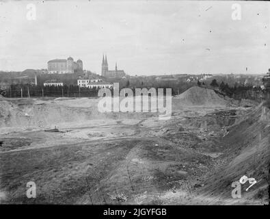 Blick auf Grustag mit Schloss Uppsale, Akademisches Krankenhaus und Kathedrale von Uppsalen im Hintergrund, Uppsale wahrscheinlich 1909. Die Bildsammlung von Josef Ärnström wurde vom Upplands Museum 2011 erworben.Josef Ärnström wurde 1887 in Keps, Gemeinde Hållnäs, Uppland, geboren. Er war mit Nora Selldin, geboren in Timrå, Medelpad, verheiratet. Sowohl Josef als auch seine Frau Nora nahmen um 1910 am Lehrerseminar in Uppsalla ihren Abschluss. In Medelpad erhielt das Paar als frisch verheiratetes Paar zwischen 1910 und 12 ihre ersten Lehrerdienste an der Bergschule. Der Umzug ging dann nach Lappland, wo Josef in Toulleuvaa angestellt war Stockfoto