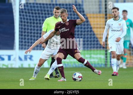 Birkenhead, Großbritannien. 13.. Juli 2022. Stephen Kingsley von Heart of Midlothian in Aktion. Vorsaison-Freundschaftsspiel, Tranmere Rovers gegen Hearts im Prenton Park, Birkenhead, Wirral am Mittwoch, 13.. Juli 2022. Dieses Bild darf nur für redaktionelle Zwecke verwendet werden. Nur zur redaktionellen Verwendung, Lizenz für kommerzielle Nutzung erforderlich. Keine Verwendung bei Wetten, Spielen oder Veröffentlichungen in einem Club/einer Liga/einem Spieler.PIC von Chris Stading/Andrew Orchard Sports Photography/Alamy Live News Credit: Andrew Orchard Sports Photography/Alamy Live News Stockfoto