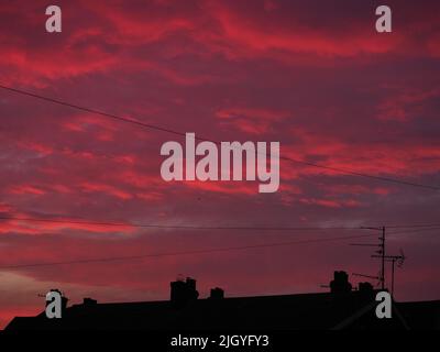 Sheerness, Kent, Großbritannien. 13.. Juli 2022. UK Wetter: Sonnenuntergang in Sheerness, Kent. Kredit: James Bell/Alamy Live Nachrichten Stockfoto