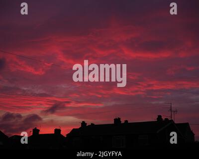 Sheerness, Kent, Großbritannien. 13.. Juli 2022. UK Wetter: Sonnenuntergang in Sheerness, Kent. Kredit: James Bell/Alamy Live Nachrichten Stockfoto