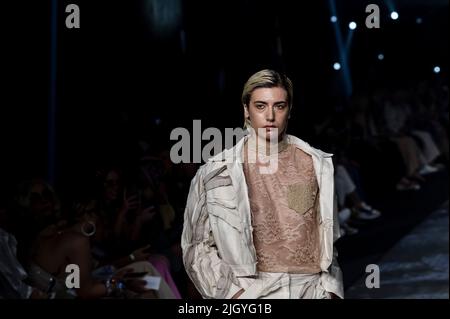 Rom, Italien. 12.. Juli 2022. Roma, Altaroma 2022 Saman Loira präsentiert ihre neuen Kollektionen auf der AltaRoma Herbst-Winter 2022. Kredit: Unabhängige Fotoagentur/Alamy Live Nachrichten Stockfoto