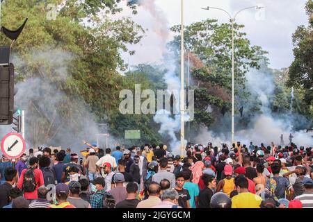 Colombo, West, Sri Lanka. 13.. Juli 2022. Die Polizei gibt Tränengas auf Demonstranten ab, die versuchen, die straße des parlaments Battaramulla in der Nähe der Hauptstadt Colombo zu stürmen. (Bild: © Saman Abesiriwardana/Pacific Press via ZUMA Press Wire) Stockfoto