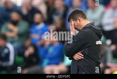 Linfield-Manager David Healy steht während des Qualifikationsrunden-Spiels der UEFA Champions League im Windsor Park, Belfast, auf der Touchline. Bilddatum: Mittwoch, 13. Juli 2022. Stockfoto