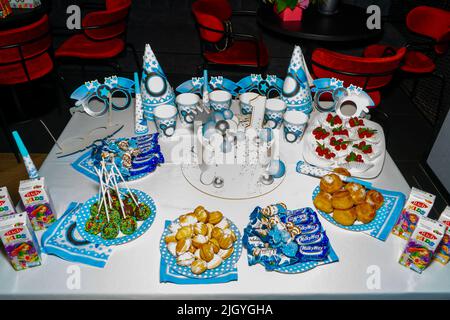 Eine Auswahl an Süßigkeiten, Süßigkeiten und Kuchen zum Geburtstag eines Kindes. Ukraine, Vinnytsia, 4. August 2020 Stockfoto