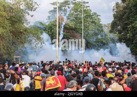 Colombo, West, Sri Lanka. 13.. Juli 2022. Die Polizei gibt Tränengas auf Demonstranten ab, die versuchen, die straße des parlaments Battaramulla in der Nähe der Hauptstadt Colombo zu stürmen. (Bild: © Saman Abesiriwardana/Pacific Press via ZUMA Press Wire) Stockfoto
