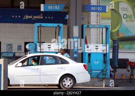 Kairo, Ägypten. 13.. Juli 2022. Am 13. Juli 2022 fährt ein Mann an einer Tankstelle in Kairo, Ägypten, ein Fahrzeug an. Das ägyptische Ministerium für Erdöl und Mineralressourcen kündigte am Mittwoch eine Preiserhöhung für inländische Kraftstoffderivate an. Quelle: Ahmed Gomaa/Xinhua/Alamy Live News Stockfoto