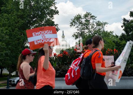 Einige Opfer und Überlebende der jüngsten Massenerschießungen in Uvalde, Texas, und Highland Park, Illinois, schließen sich anderen an der Kundgebung vom 4. März an, während sie zum Lower Senate Park in der Nähe des US-Kapitols marschieren, um allgemeine Hintergrundkontrollen für Waffen und ein Verbot von Angriffswaffen in Washington, DC, zu fordern. 13. Juli 2022. Kredit: Rod Lampey/CNP Stockfoto