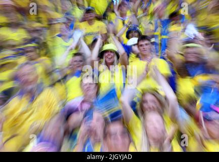 Sheffield, England, 13.. Juli 2022. Schweden-Fans vor dem Spiel der UEFA Women's European Championship 2022 in Bramall Lane, Sheffield. Bildnachweis sollte lauten: Darren Staples / Sportimage Stockfoto