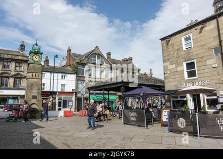 Gesamtansicht der Otley Jubilee Clock und Market Place in Otley, West Yorkshire, UK. Stockfoto